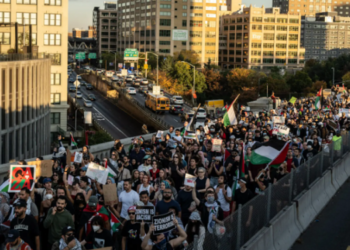 Демонстрантите го преминуваат мостот Бруклин во саботата, додека демонстрираат против израелскиот воен напад врз Газа. Фото: Виктор Ј. Блу за Њујорк Тајмс