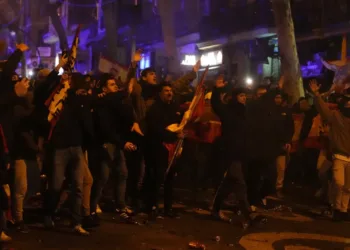 Демонстрантите се соочуваат со полицијата за време на протестите на десничарите во близина на националното седиште на шпанската Социјалистичка партија во Мадрид, Шпанија, вторник, 7 ноември 2023 година. Пол Вајт/Авторски права 2023 АП. Сите права се задржани