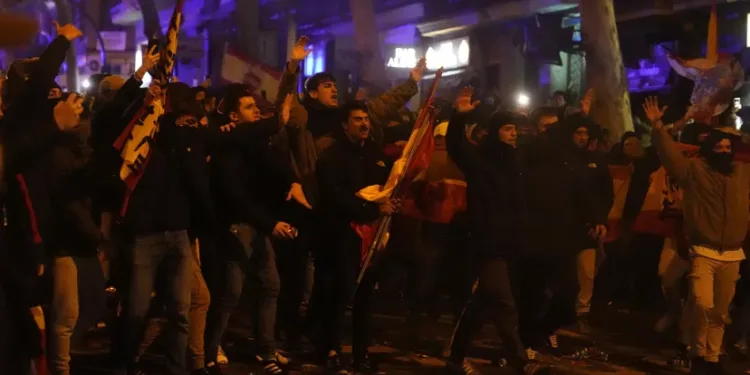 Демонстрантите се соочуваат со полицијата за време на протестите на десничарите во близина на националното седиште на шпанската Социјалистичка партија во Мадрид, Шпанија, вторник, 7 ноември 2023 година. Пол Вајт/Авторски права 2023 АП. Сите права се задржани