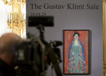 Снимател во четвртокот во Виена го снима „Портретот на Фраулеин Лизер“ од Густав Климт. (Роланд Шлагер/AFP/Getty Images)