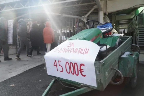 (Фото) Граѓаните на Велес му нудат тракторче на градоначалникот за 45.000 евра