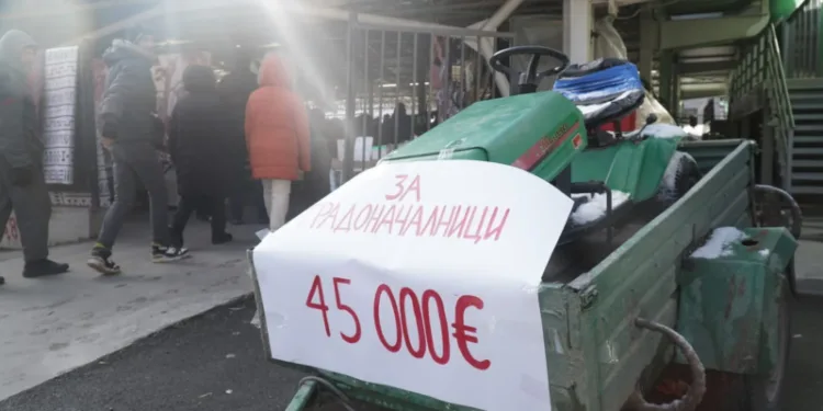 (Фото) Граѓаните на Велес му нудат тракторче на градоначалникот за 45.000 евра