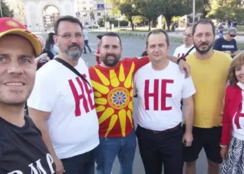 Драган Ковачки (четврти од лево на десно) на протестите против преговарачката рамка на ЕУ во јули, 2022 година (фото извор: ФБ профил на Ковачки)