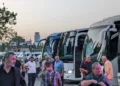 Во центарот на Тбилиси беа видливи стотици, ако не и илјадници автобуси кои носеа луѓе надвор од Тбилиси на контрапротестите на ладејачката партија. Фото: Robin Fabbro/OC Media.