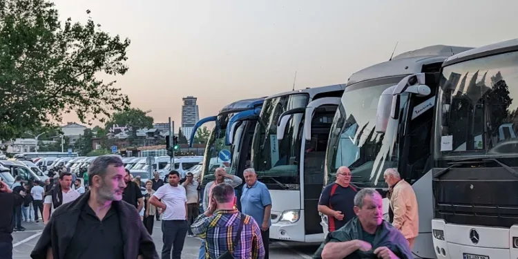 Во центарот на Тбилиси беа видливи стотици, ако не и илјадници автобуси кои носеа луѓе надвор од Тбилиси на контрапротестите на ладејачката партија. Фото: Robin Fabbro/OC Media.