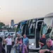 Во центарот на Тбилиси беа видливи стотици, ако не и илјадници автобуси кои носеа луѓе надвор од Тбилиси на контрапротестите на ладејачката партија. Фото: Robin Fabbro/OC Media.