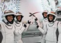 Астронаутите на Polaris Dawn ги покажаа новите вселенски одела за пешачење. Фото: Поларис програма