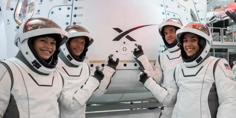 Астронаутите на Polaris Dawn ги покажаа новите вселенски одела за пешачење. Фото: Поларис програма