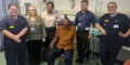 Елиот Пфебве, првиот пациент на NHS кој се приклучи на програмата за вакцина против рак, беше третиран од персоналот на NHS во Бирмингем. Фотографија: Универзитетски болници Бирмингем Фондацијата NHS
