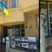 Фото: Изложба на потресни фотографии од рускиот ракетен напад на Кијив пред Амбасада на Украина во Скопје