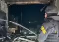 Пожарникарите гаснат пожар во станбена зграда во Одеса на 20 јуни 2025 година по нападот со руски дрон во кој беа повредени најмалку 13 лица, вклучувајќи тројца пожарникари. Фото: Украинска државна служба за вонредни ситуации/Телеграм