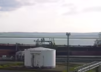 Last Crude Oil Tanker at Shell Haven - geograph.org.uk - 605835.jpg Фото: wikimеdia commons