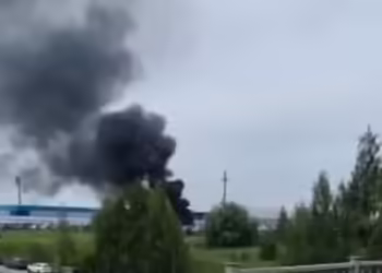 Чад се издига во Јелабуга во рускиот регион Татарстан по нападот на украински дронови, 15 јуни 2025 година. Фото: Мeduza/Telegram