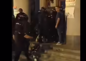 Српска жандармерија насилно пред Правен факултет во Белград. Фото: Скриншот